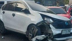 Situasi TKP Laka Beruntun Jaktim: Mobil Melintang, Korban Dibawa Ambulans