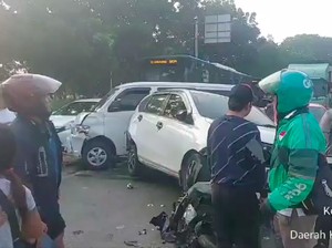 Kecelakaan Beruntun di Jaktim Libatkan 8 Mobil dan 4 Motor, Korban TNI-Pelajar