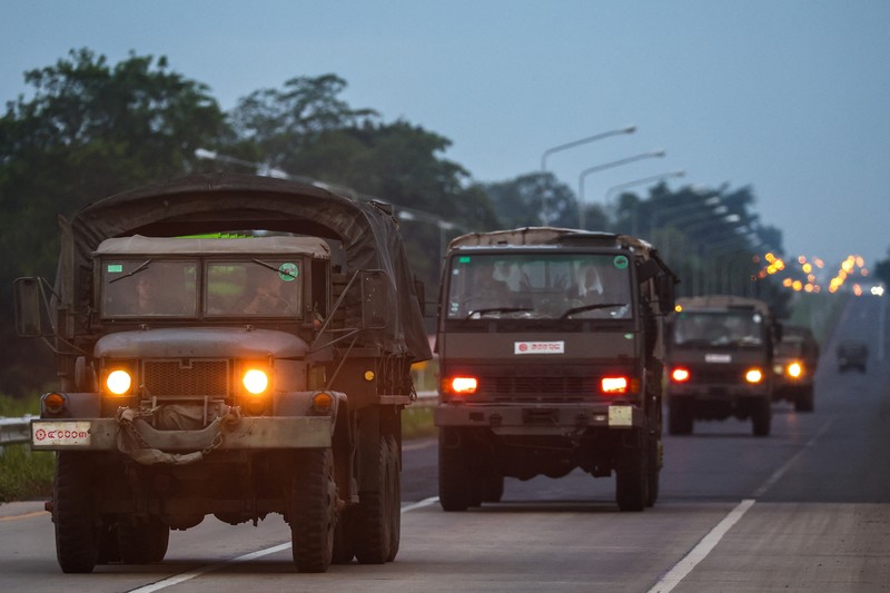 Kendaraan militer melaju di sepanjang jalan di provinsi Buriram, setelah Thailand mengerahkan jet tempur F-16 untuk mengebom target di Kamboja menyusul serangan artileri dari kedua belah pihak yang menewaskan warga sipil, Thailand, 25 Juli 2025. (REUTERS/Athit Perawongmetha)
