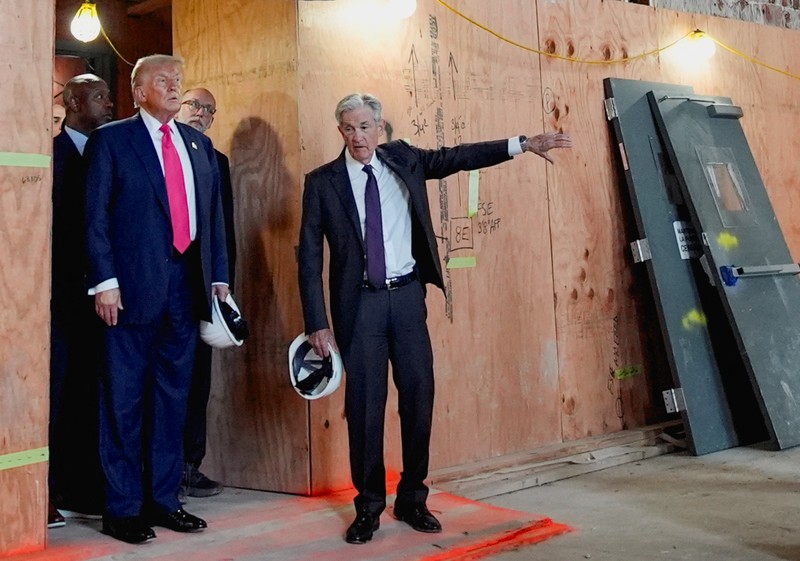 Presiden AS Donald Trump berbicara kepada media selama tur gedung Dewan Federal Reserve, yang saat ini sedang direnovasi, di Washington, D.C., AS, 24 Juli 2025. (REUTERS/Kent Nishimura)