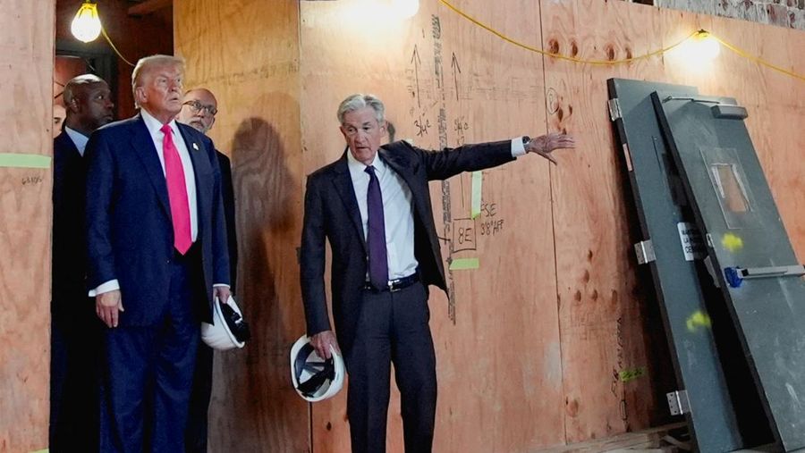 Presiden AS Donald Trump berbicara kepada media selama tur gedung Dewan Federal Reserve, yang saat ini sedang direnovasi, di Washington, D.C., AS, 24 Juli 2025. (REUTERS/Kent Nishimura)