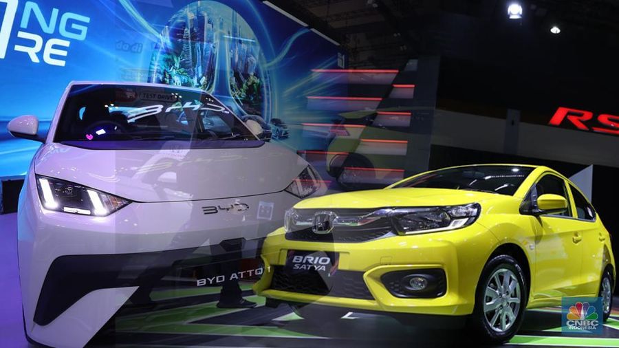 Kolase BYD Atto 1 dan Honda Brio. (CNBC Indonesia/Tri Susilo)
