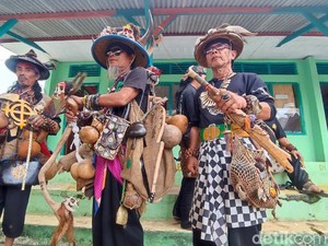 Tampilan Nyentrik dan Langkah Komunitas Seni Buhun Menjaga Budaya Sunda