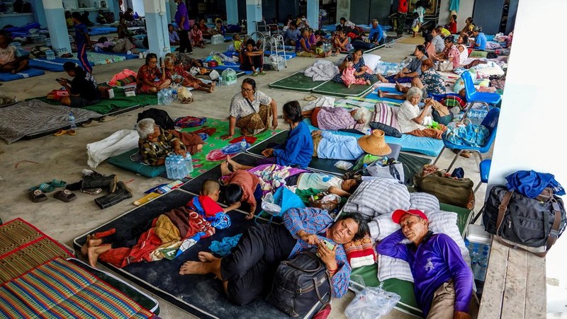 Orang-orang beristirahat di tempat penampungan, menyusul bentrokan baru-baru ini di sepanjang perbatasan yang disengketakan antara kedua negara, menurut pihak berwenang, banyak orang tewas di tiga provinsi perbatasan, di provinsi Surin, Thailand, 24 Juli 2025. (REUTERS/Pansira Kaewplung)