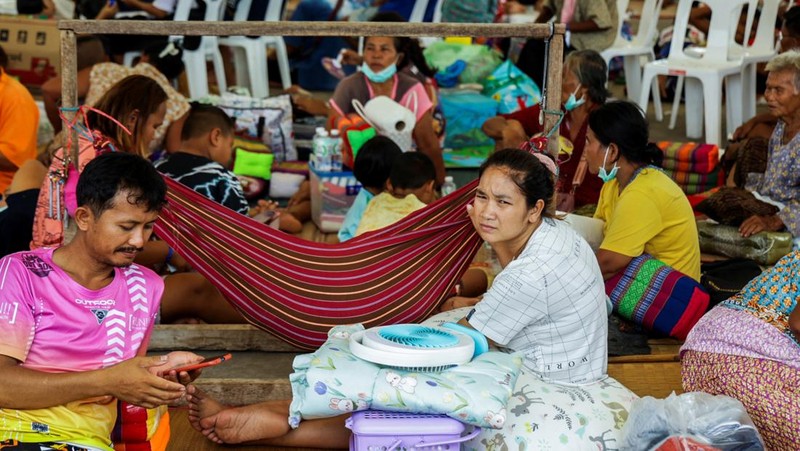 Orang-orang beristirahat di tempat penampungan, menyusul bentrokan baru-baru ini di sepanjang perbatasan yang disengketakan antara kedua negara, menurut pihak berwenang, banyak orang tewas di tiga provinsi perbatasan, di provinsi Surin, Thailand, 24 Juli 2025. (REUTERS/Pansira Kaewplung)