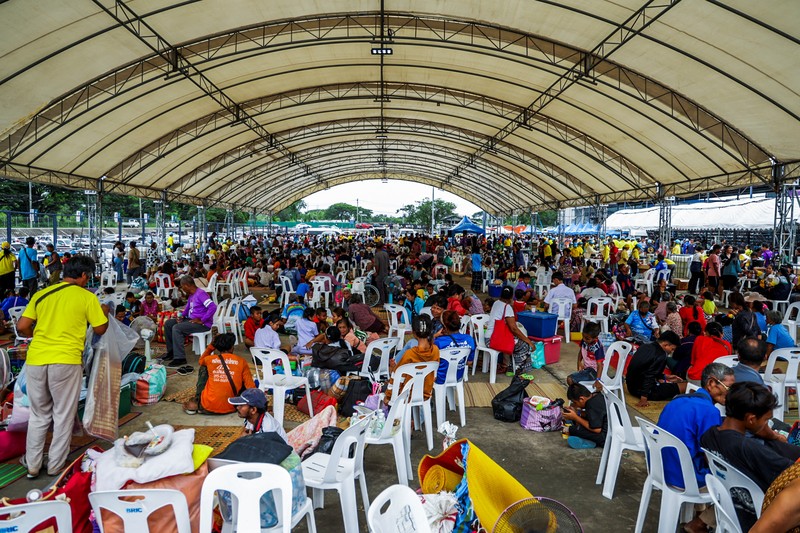 Orang-orang beristirahat di tempat penampungan, menyusul bentrokan baru-baru ini di sepanjang perbatasan yang disengketakan antara kedua negara, menurut pihak berwenang, banyak orang tewas di tiga provinsi perbatasan, di provinsi Surin, Thailand, 24 Juli 2025. (REUTERS/Pansira Kaewplung)