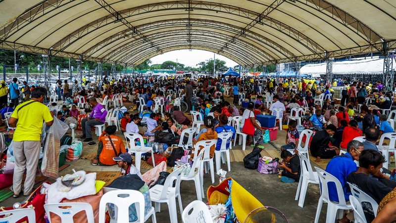 Orang-orang beristirahat di tempat penampungan, menyusul bentrokan baru-baru ini di sepanjang perbatasan yang disengketakan antara kedua negara, menurut pihak berwenang, banyak orang tewas di tiga provinsi perbatasan, di provinsi Surin, Thailand, 24 Juli 2025. (REUTERS/Pansira Kaewplung)