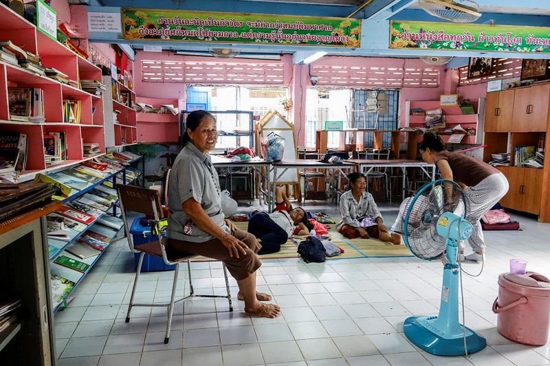 Orang-orang beristirahat di tempat penampungan, menyusul bentrokan baru-baru ini di sepanjang perbatasan yang disengketakan antara kedua negara, menurut pihak berwenang, banyak orang tewas di tiga provinsi perbatasan, di provinsi Surin, Thailand, 24 Juli 2025. (REUTERS/Pansira Kaewplung)