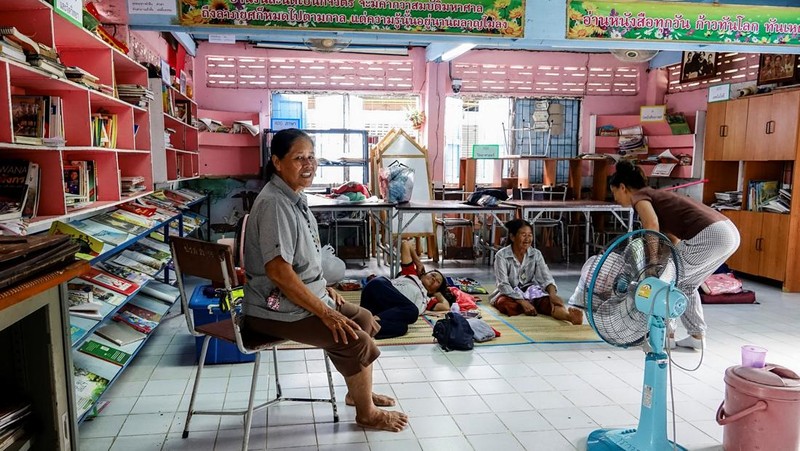 Orang-orang beristirahat di tempat penampungan, menyusul bentrokan baru-baru ini di sepanjang perbatasan yang disengketakan antara kedua negara, menurut pihak berwenang, banyak orang tewas di tiga provinsi perbatasan, di provinsi Surin, Thailand, 24 Juli 2025. (REUTERS/Pansira Kaewplung)