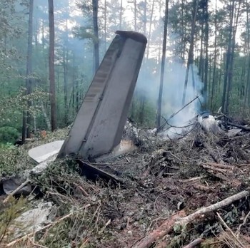 Penampakan Pesawat Bawa 49 Penumpang Jatuh, Hancur & Hangus Terbakar