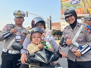 Apresiasi Pengendara Patuh, Polres Kediri Beri Bingkisan Hadiah