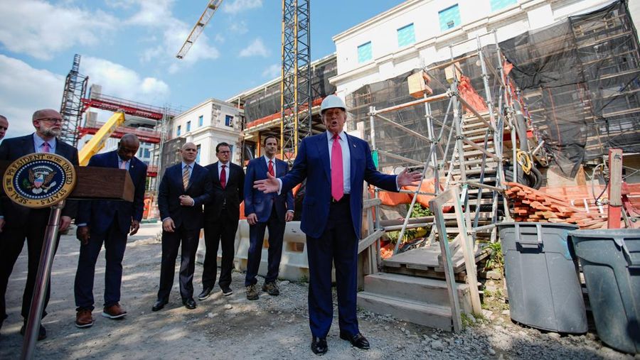 Presiden AS Donald Trump berbicara kepada media selama tur gedung Dewan Federal Reserve, yang saat ini sedang direnovasi, di Washington, D.C., AS, 24 Juli 2025. (REUTERS/Kent Nishimura)