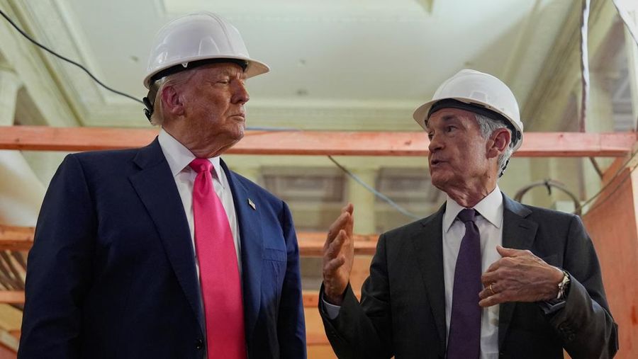 Presiden AS Donald Trump berbicara kepada media selama tur gedung Dewan Federal Reserve, yang saat ini sedang direnovasi, di Washington, D.C., AS, 24 Juli 2025. (REUTERS/Kent Nishimura)