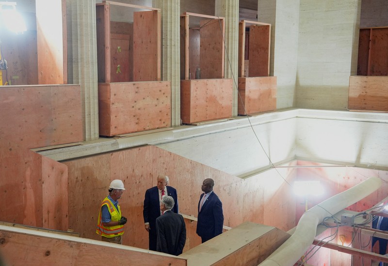 Presiden AS Donald Trump berbicara kepada media selama tur gedung Dewan Federal Reserve, yang saat ini sedang direnovasi, di Washington, D.C., AS, 24 Juli 2025. Presiden AS Donald Trump berbicara kepada media selama tur gedung Dewan Federal Reserve, yang saat ini sedang direnovasi, di Washington, D.C., AS, 24 Juli 2025. (REUTERS/Kent Nishimura)