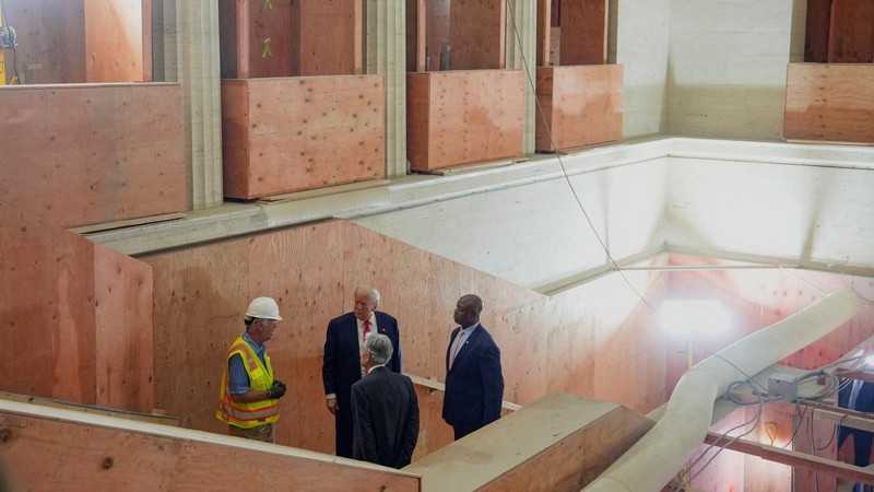 Presiden AS Donald Trump berbicara kepada media selama tur gedung Dewan Federal Reserve, yang saat ini sedang direnovasi, di Washington, D.C., AS, 24 Juli 2025. (REUTERS/Kent Nishimura)