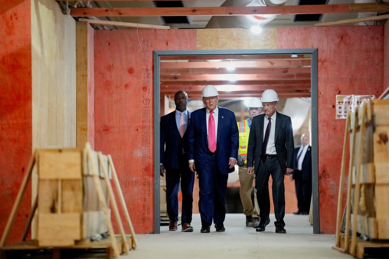 Presiden AS Donald Trump berbicara kepada media selama tur gedung Dewan Federal Reserve, yang saat ini sedang direnovasi, di Washington, D.C., AS, 24 Juli 2025. (REUTERS/Kent Nishimura)