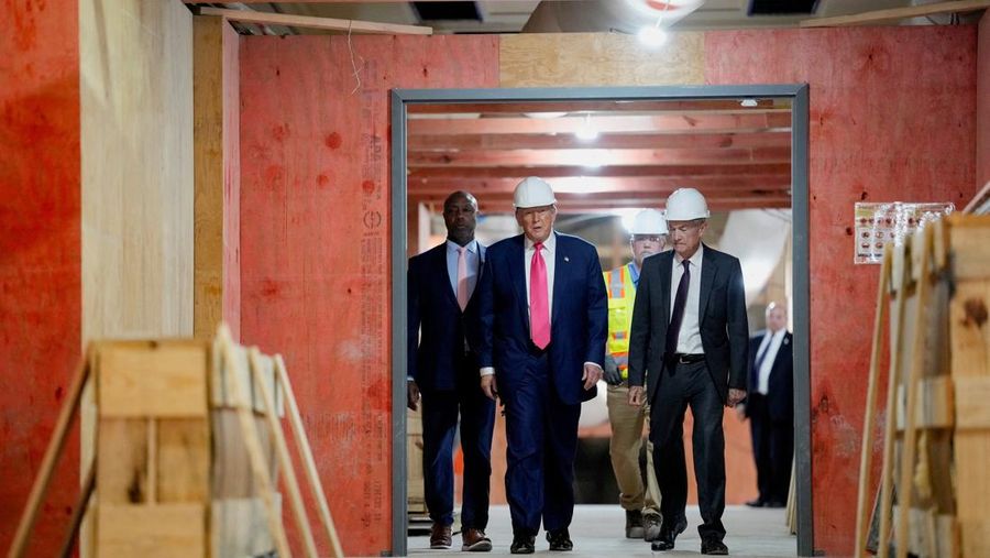 Presiden AS Donald Trump berbicara kepada media selama tur gedung Dewan Federal Reserve, yang saat ini sedang direnovasi, di Washington, D.C., AS, 24 Juli 2025. (REUTERS/Kent Nishimura)
