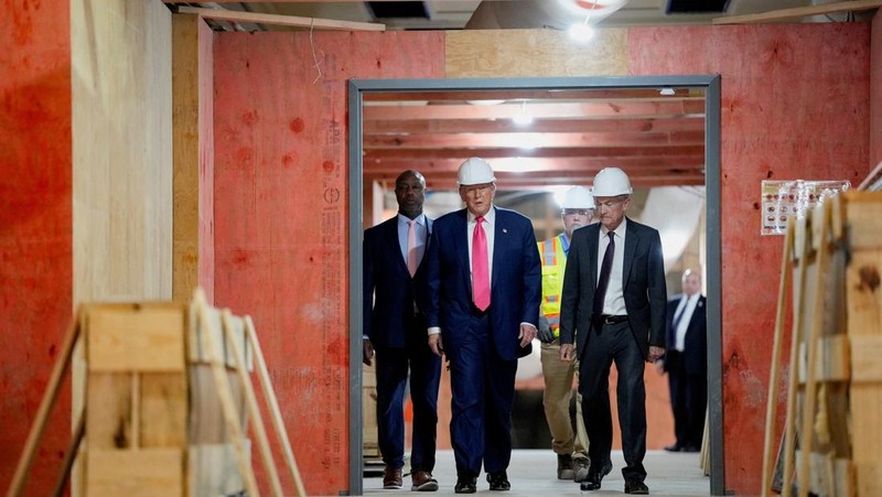 Presiden AS Donald Trump berbicara kepada media selama tur gedung Dewan Federal Reserve, yang saat ini sedang direnovasi, di Washington, D.C., AS, 24 Juli 2025. (REUTERS/Kent Nishimura)