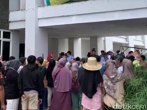 Tolak Dipindah ke Lantai 2, Pedagang Pasar Renteng Geruduk Kantor Bupati