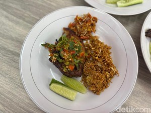 Sambal Penyetan by Melaney Ricardo: Huahh! Tersambar Pedasnya Ayam Bakar Sambal Teri Medan