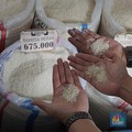 Satgas Pangan Polda Metro Jaya melakukan inspeksi mendadak ke sebuah pergudangan pasar induk beras di kawasan Cipinang, Jakarta Timur, Jumat, (25/7/2025). (CNBC Indonesia/Muhammad Sabki)