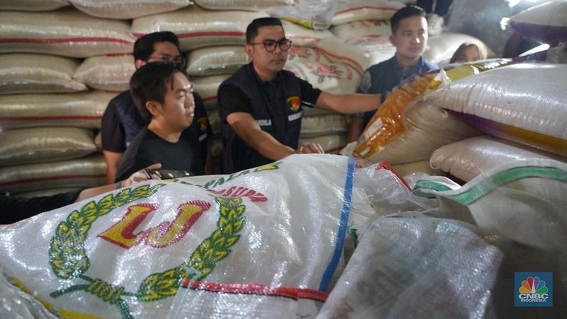 Satgas Pangan Polda Metro Jaya melakukan inspeksi mendadak ke sebuah pergudangan pasar induk beras di kawasan Cipinang, Jakarta Timur, Jumat, (25/7/2025). (CNBC Indonesia/Muhammad Sabki)