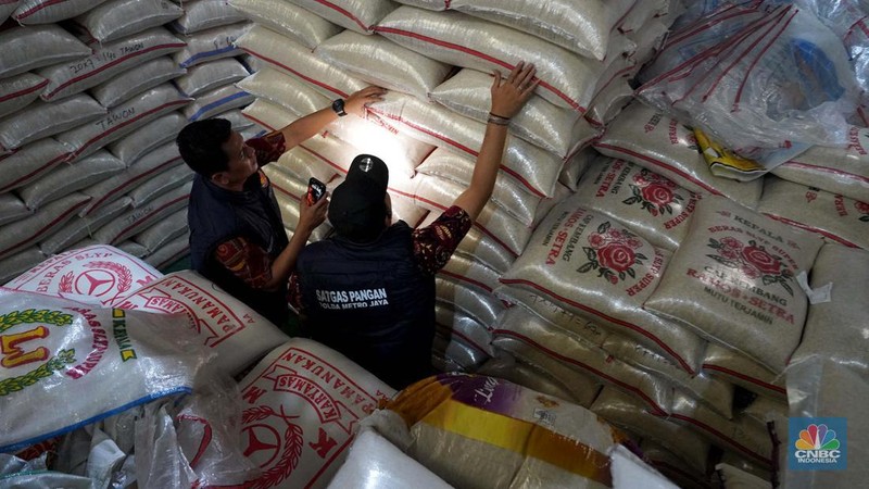 Satgas Pangan Polda Metro Jaya melakukan inspeksi mendadak ke sebuah pergudangan pasar induk beras di kawasan Cipinang, Jakarta Timur, Jumat, (25/7/2025). (CNBC Indonesia/Muhammad Sabki)