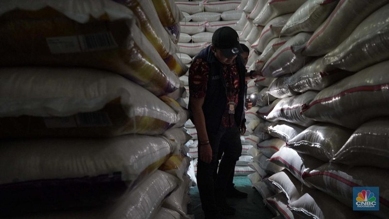 Satgas Pangan Polda Metro Jaya melakukan inspeksi mendadak ke sebuah pergudangan pasar induk beras di kawasan Cipinang, Jakarta Timur, Jumat, (25/7/2025). (CNBC Indonesia/Muhammad Sabki)