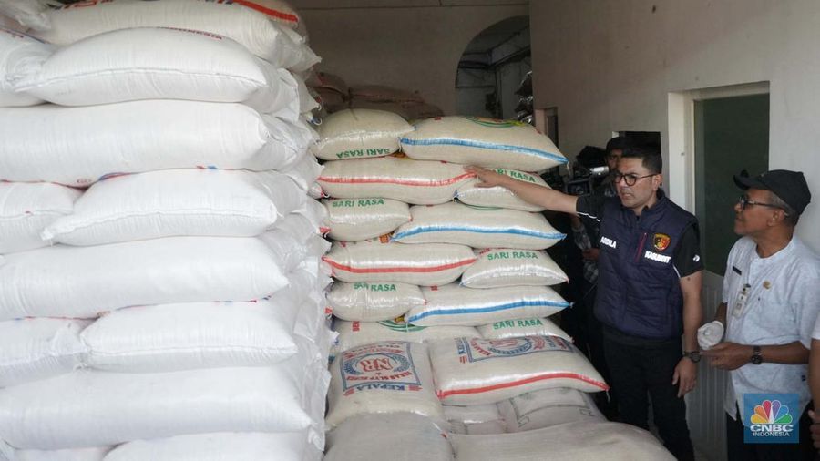 Satgas Pangan Polda Metro Jaya melakukan inspeksi mendadak ke sebuah pergudangan pasar induk beras di kawasan Cipinang, Jakarta Timur, Jumat, (25/7/2025). (CNBC Indonesia/Muhammad Sabki)