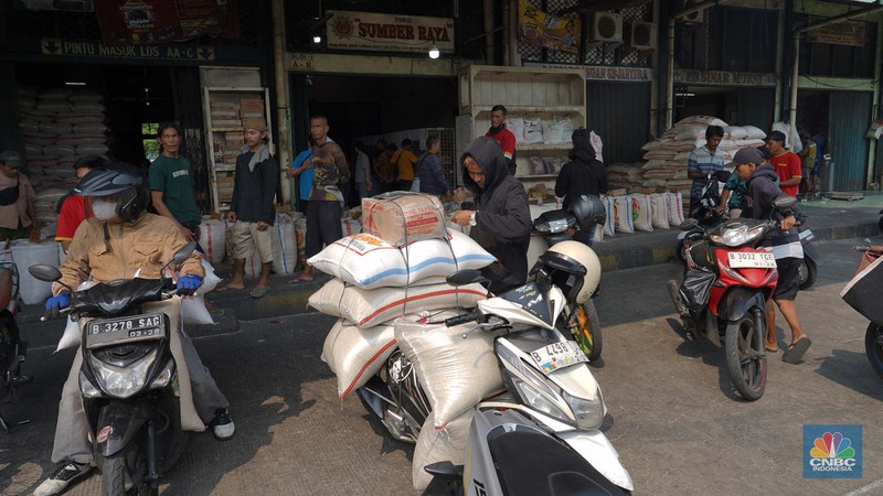 Satgas Pangan Polda Metro Jaya melakukan inspeksi mendadak ke sebuah pergudangan pasar induk beras di kawasan Cipinang, Jakarta Timur, Jumat, (25/7/2025). (CNBC Indonesia/Muhammad Sabki)