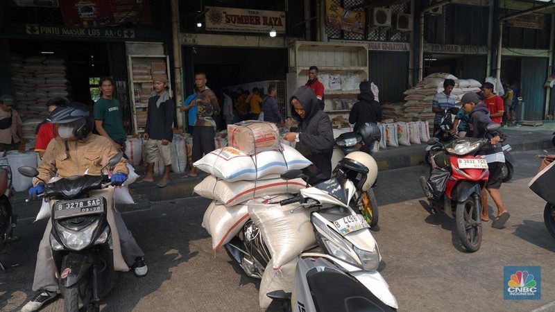 Satgas Pangan Polda Metro Jaya melakukan inspeksi mendadak ke sebuah pergudangan pasar induk beras di kawasan Cipinang, Jakarta Timur, Jumat, (25/7/2025). (CNBC Indonesia/Muhammad Sabki)