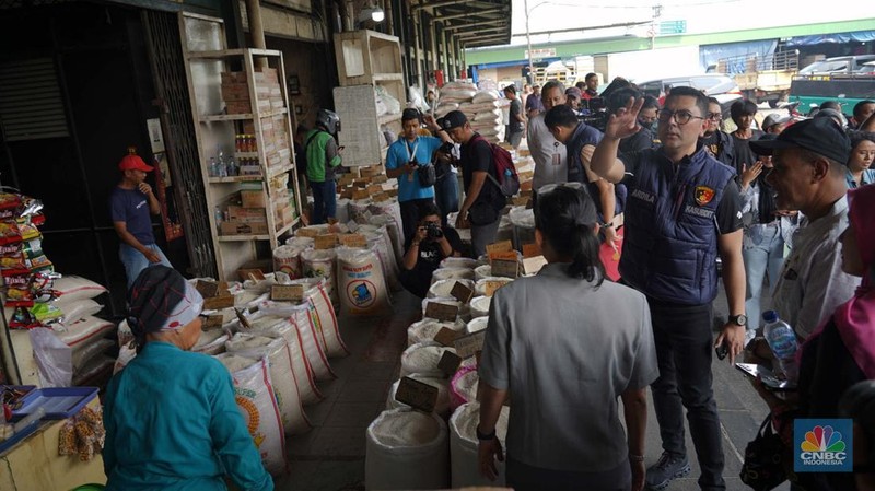 Satgas Pangan Polda Metro Jaya melakukan inspeksi mendadak ke sebuah pergudangan pasar induk beras di kawasan Cipinang, Jakarta Timur, Jumat, (25/7/2025). (CNBC Indonesia/Muhammad Sabki)