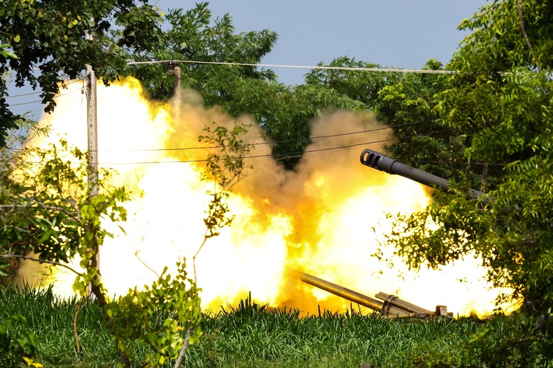 Kendaraan militer melaju di sepanjang jalan di provinsi Buriram, setelah Thailand mengerahkan jet tempur F-16 untuk mengebom target di Kamboja menyusul serangan artileri dari kedua belah pihak yang menewaskan warga sipil, Thailand, 25 Juli 2025. (REUTERS/Athit Perawongmetha)