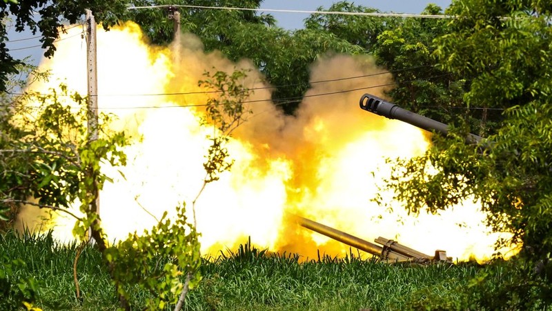 Kendaraan militer melaju di sepanjang jalan di provinsi Buriram, setelah Thailand mengerahkan jet tempur F-16 untuk mengebom target di Kamboja menyusul serangan artileri dari kedua belah pihak yang menewaskan warga sipil, Thailand, 25 Juli 2025. (REUTERS/Athit Perawongmetha)