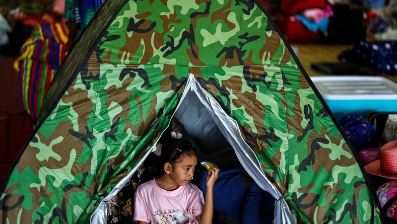 Kementerian Dalam Negeri Thailand mengungkapkan sebanyak 120.000 orang mengungsi imbas perang negara itu dengan Kamboja pada Kamis (24/7/2025). (REUTERS/Prajoub Sukprom)