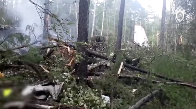 Pemandangan menunjukkan puing-puing pesawat penumpang Angara Airlines An-24 di lokasi kecelakaan dekat Tynda di Wilayah Amur, Rusia, 24 Juli 2025. (Far Eastern Transport Prosecutor's Office/Handout via REUTERS)