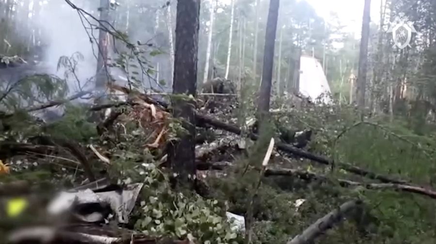 Pemandangan menunjukkan puing-puing pesawat penumpang Angara Airlines An-24 di lokasi kecelakaan dekat Tynda di Wilayah Amur, Rusia, 24 Juli 2025. (Far Eastern Transport Prosecutor's Office/Handout via REUTERS)