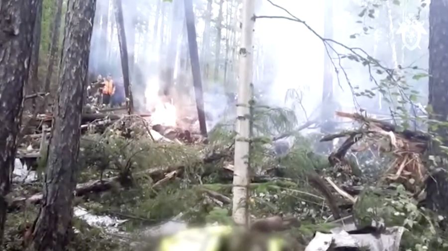Pemandangan menunjukkan puing-puing pesawat penumpang Angara Airlines An-24 di lokasi kecelakaan dekat Tynda di Wilayah Amur, Rusia, 24 Juli 2025. (Far Eastern Transport Prosecutor's Office/Handout via REUTERS)