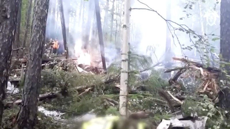 Pemandangan menunjukkan puing-puing pesawat penumpang Angara Airlines An-24 di lokasi kecelakaan dekat Tynda di Wilayah Amur, Rusia, 24 Juli 2025. (Far Eastern Transport Prosecutor's Office/Handout via REUTERS)