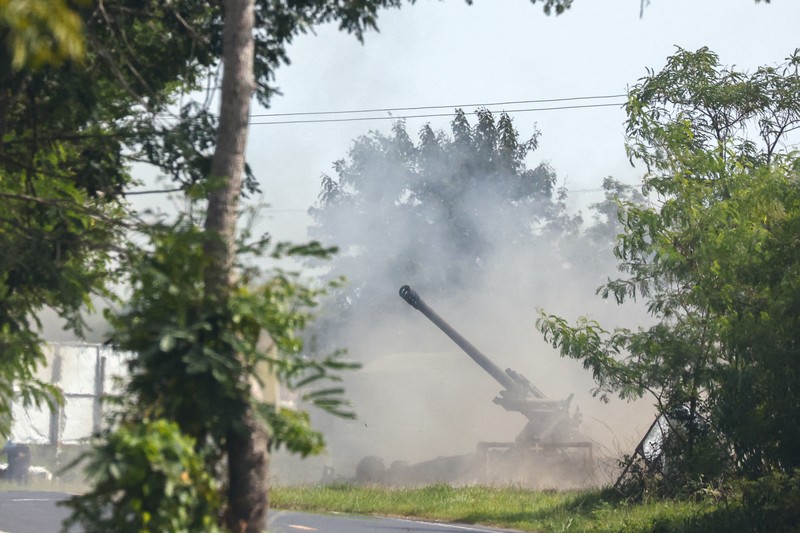 Kendaraan militer melaju di sepanjang jalan di provinsi Buriram, setelah Thailand mengerahkan jet tempur F-16 untuk mengebom target di Kamboja menyusul serangan artileri dari kedua belah pihak yang menewaskan warga sipil, Thailand, 25 Juli 2025. (REUTERS/Athit Perawongmetha)