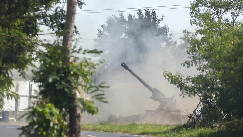 Kendaraan militer melaju di sepanjang jalan di provinsi Buriram, setelah Thailand mengerahkan jet tempur F-16 untuk mengebom target di Kamboja menyusul serangan artileri dari kedua belah pihak yang menewaskan warga sipil, Thailand, 25 Juli 2025. (REUTERS/Athit Perawongmetha)