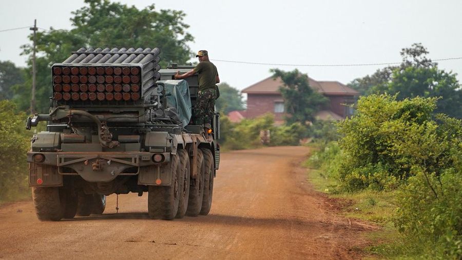 Kendaraan militer melaju di sepanjang jalan di provinsi Buriram, setelah Thailand mengerahkan jet tempur F-16 untuk mengebom target di Kamboja menyusul serangan artileri dari kedua belah pihak yang menewaskan warga sipil, Thailand, 25 Juli 2025. (REUTERS/Athit Perawongmetha)