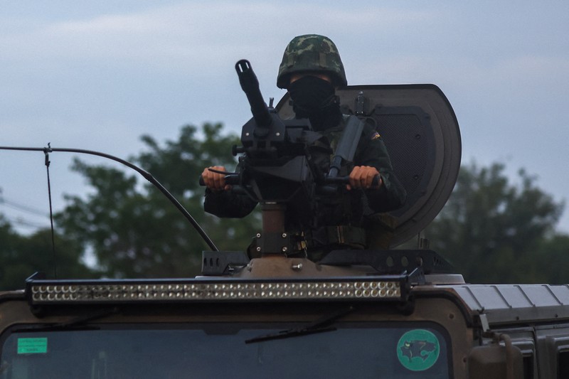 Kendaraan militer melaju di sepanjang jalan di provinsi Buriram, setelah Thailand mengerahkan jet tempur F-16 untuk mengebom target di Kamboja menyusul serangan artileri dari kedua belah pihak yang menewaskan warga sipil, Thailand, 25 Juli 2025. (REUTERS/Athit Perawongmetha)