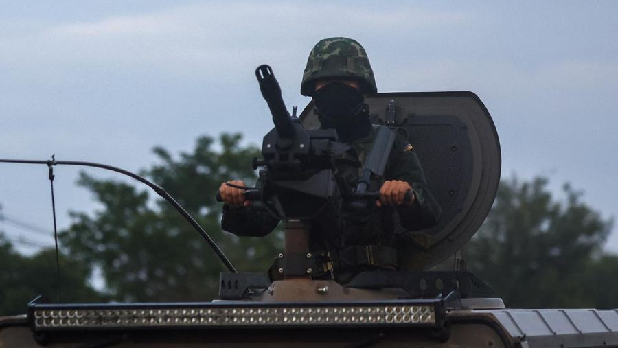 Seorang tentara mengendarai kendaraan militer di provinsi Buriram, setelah Thailand mengerahkan jet tempur F-16 untuk mengebom target di Kamboja menyusul serangan artileri dari kedua belah pihak yang menewaskan warga sipil, Thailand, 25 Juli 2025. (REUTERS/Athit Perawongmetha)