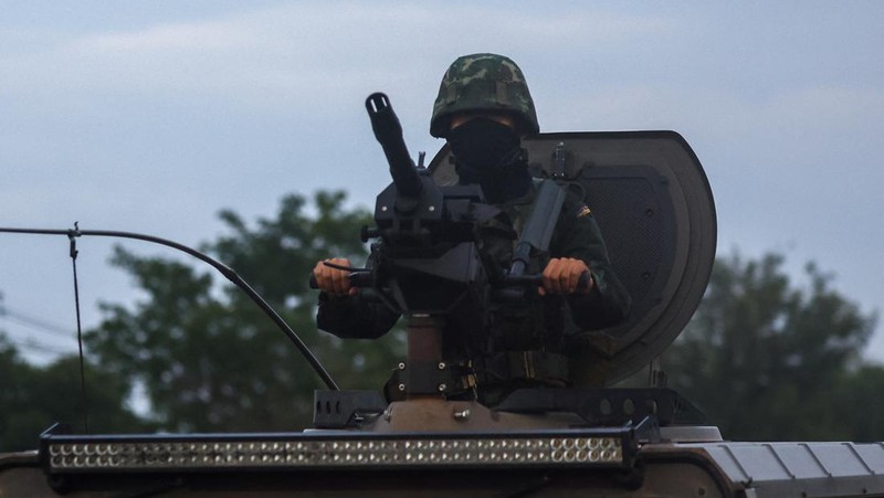 Kendaraan militer melaju di sepanjang jalan di provinsi Buriram, setelah Thailand mengerahkan jet tempur F-16 untuk mengebom target di Kamboja menyusul serangan artileri dari kedua belah pihak yang menewaskan warga sipil, Thailand, 25 Juli 2025. (REUTERS/Athit Perawongmetha)