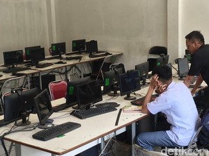Nadhif yang Tak Patah Semangat Meski Belajar Sendirian di Kelas