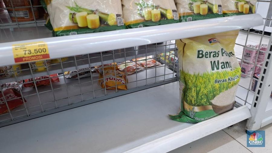 Stok beras premium di beberapa gerai ritel modern di kawasan Jakarta Selatan tampak kosong setelah adanya penindakan kasus beras oplosan baru-baru ini. (CNBC Indonesia/Chandra Dwi Pranata)