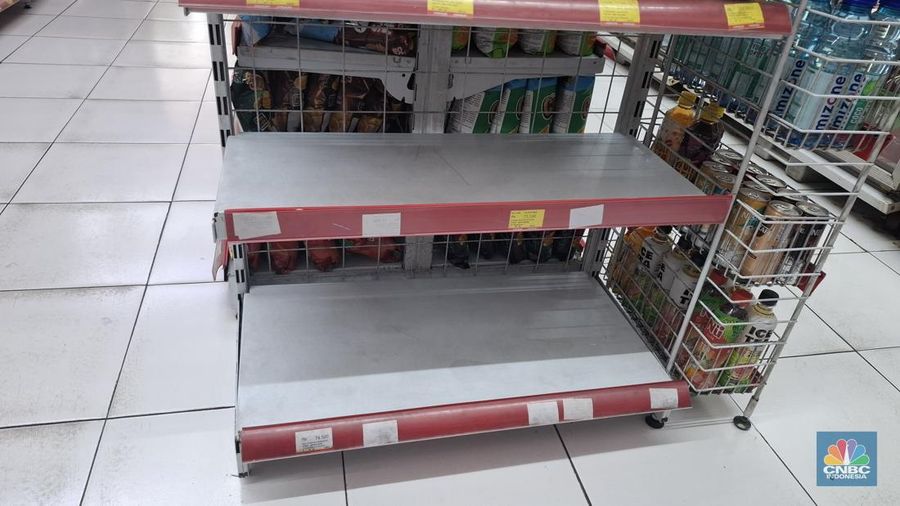 Stok beras premium di beberapa gerai ritel modern di kawasan Jakarta Selatan tampak kosong setelah adanya penindakan kasus beras oplosan baru-baru ini. (CNBC Indonesia/Chandra Dwi Pranata)