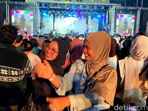 Kemeriahan Allo Bank Festival 2025 Bandung, Penonton Asyik Berjoget
