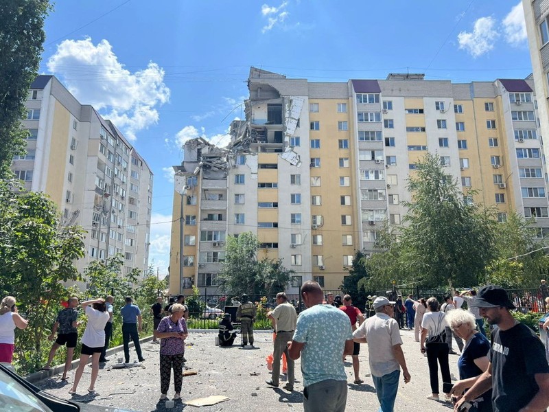 ledakan gas di sebuah gedung apartemen di Rusia barat pada hari Jumat (25/7/2025), menewaskan enam orang. Sebuah ledakan gas di sebuah gedung apartemen di Rusia barat pada hari Jumat (25/7/2025), menewaskan enam orang. Sementara tim penyelamat masih mencari empat orang yang masih hilang. (REUTERS/Stringer)